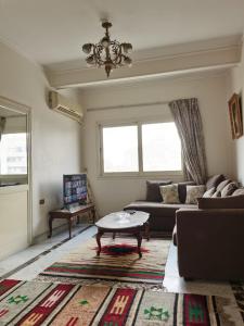 una sala de estar con un sofá y una mesa en Layla Mourad's Stay, en El Cairo