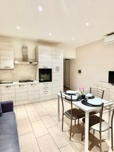 a kitchen and dining room with a table and chairs at Palazzo Proietti 6 in Biella
