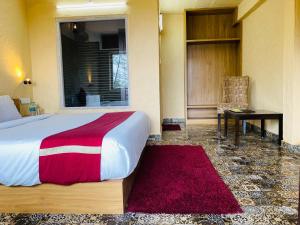 Postel nebo postele na pokoji v ubytování Staycation Premium Mud House with Balcony Mashobra - A Nature Retreat