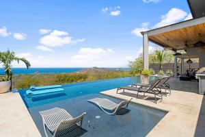 Bazén v ubytování Infinity Edge Pool Oceanview 4 BR 4BA nebo v jeho okolí