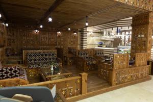 a restaurant with wooden chairs and tables in a room at فندق بلفيو بارك رويال Bellevue Park Royal Hotel in Taif