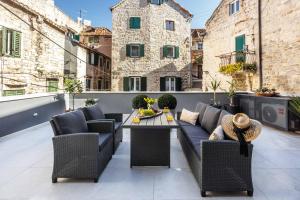 a patio with chairs and a table on a balcony at Apartment eVaLa in Split