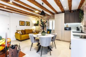 a kitchen and living room with a table and chairs at Apartment eVaLa in Split