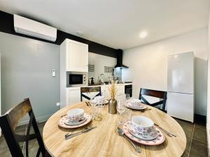Kuchyň nebo kuchyňský kout v ubytování Le Grey - By BEST KEYS - Maison Duplex Moderne - Entièrement Climatisé - Centre Ville - Smart TV - Machine à Café Nespresso - WiFi Fibre - Check-in Autonome - Parking Gratuit à Proximité