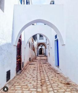 an alley with an archway in a building at Dar Maram Tunis in Tunis