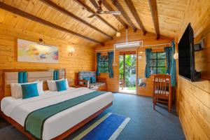 TV a/nebo společenská místnost v ubytování Parisa beach resort Tarkarli Bhogwe