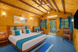 una camera da letto con un grande letto in una camera in legno di Parisa beach resort Tarkarli Bhogwe a Malwan