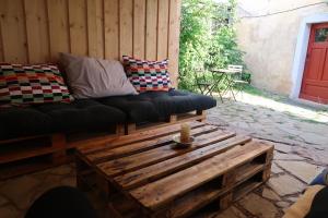 un sofá y una mesa de centro en el patio en apartmán Port Arthur, en Manětín 7 fotos más