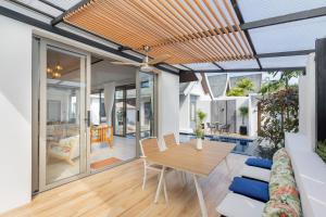 Ruang duduk di 3 Bedrooms Private Pool Villa near Laguna