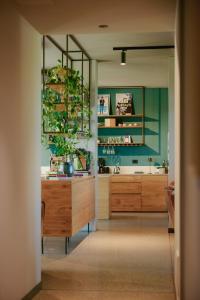 un bagno con pareti verdi e un grande specchio di Stilla Rooms & Contemporary Cuisine a Colognola ai Colli