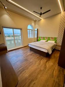 Katil atau katil-katil dalam bilik di Shri Nath Ji Abode by Nitya Eco Living