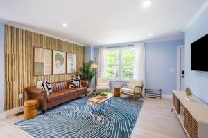 a living room with a couch and a rug at Spacious Getaway 15mins from Downtown Atlanta in Decatur