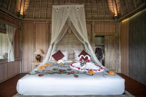 Postel nebo postele na pokoji v ubytování Uma Caming Villa Ubud