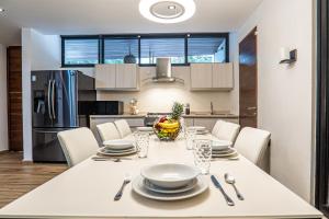 Cuina o zona de cuina de Two-Condos House in Great location with Rooftop and Pool and BBQ