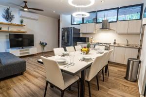Cuina o zona de cuina de Two-Condos House in Great location with Rooftop and Pool and BBQ