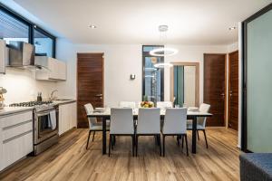 Cuina o zona de cuina de Two-Condos House in Great location with Rooftop and Pool and BBQ