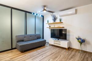 Zona d'estar a Two-Condos House in Great location with Rooftop and Pool and BBQ