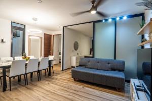 Zona d'estar a Two-Condos House in Great location with Rooftop and Pool and BBQ