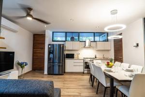 Cuina o zona de cuina de Two-Condos House in Great location with Rooftop and Pool and BBQ