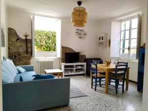 a living room with a couch and a table at Casa Rosa di Mare by 5TR Apartments in Levanto