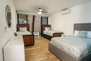 Llit o llits en una habitació de Two-Condos House in Great location with Rooftop and Pool and BBQ