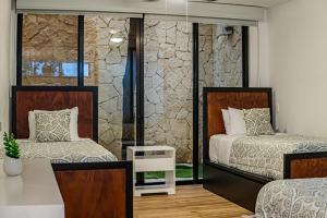 Llit o llits en una habitació de Two-Condos House in Great location with Rooftop and Pool and BBQ