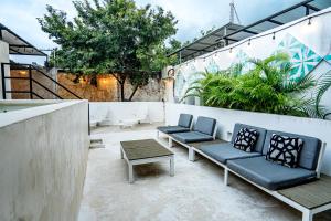 Zona d'estar a Two-Condos House in Great location with Rooftop and Pool and BBQ