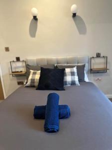 un letto con due asciugamani blu sopra di Stunning 2 Bedroom Beach Apartment With Garden a Rhos-on-Sea Altre 22 foto