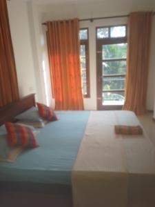a bedroom with a large bed and a window at Jb Villa in Bona Vista