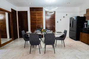 Cuina o zona de cuina de Two-Condos House in Great location with Rooftop and Pool and BBQ