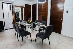 Zona d'estar a Two-Condos House in Great location with Rooftop and Pool and BBQ