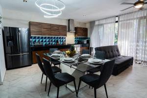 Cuina o zona de cuina de Two-Condos House in Great location with Rooftop and Pool and BBQ