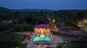 Bazén v ubytování Parisa beach resort Tarkarli Bhogwe nebo v jeho okolí