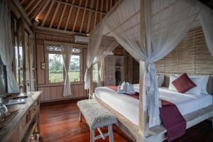 Postel nebo postele na pokoji v ubytování Uma Caming Villa Ubud