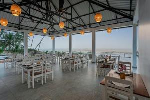 Restaurace v ubytování Parisa beach resort Tarkarli Bhogwe
