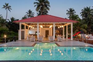 una villa con piscina e gazebo di Parisa beach resort Tarkarli Bhogwe a Malwan