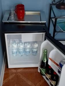 una nevera abierta con botellas de agua. en il Cantuccio, en Desenzano del Garda 15 fotos más