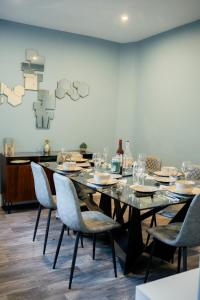 ein Esszimmer mit Tisch und Stühlen in der Unterkunft Modern 5 Bedroom Terraced Luxurious House in Colwyn Bay + 22 Fotos