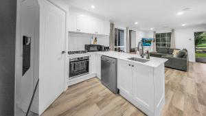 una cocina con fregadero y estufa horno superior en Blue Willow Cottage - Bathurst, en Bathurst 12 fotos más
