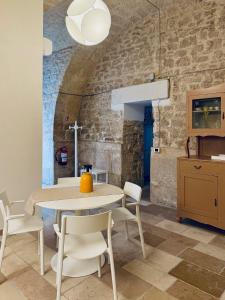 ein Esszimmer mit Tisch und Stühlen in der Unterkunft Il Magazzeno della Prozia in Corato