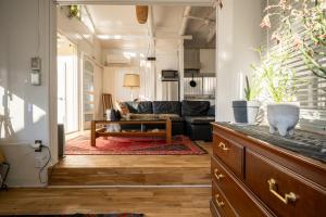 Köök või kööginurk majutusasutuses ペット可 撮影商用利用可 The Cabin Ashina 富士山と海を望むヴィンテージ平屋一棟貸し南葉山