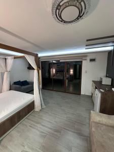 Giường trong phòng chung tại Hotel Playa Dubai Golden Suite +10 ảnh