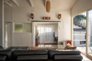 Istumisnurk majutusasutuses ペット可 撮影商用利用可 The Cabin Ashina 富士山と海を望むヴィンテージ平屋一棟貸し南葉山