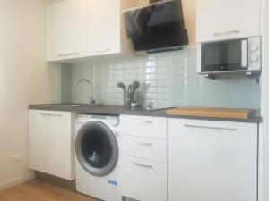 eine Küche mit Waschmaschine und Mikrowelle in der Unterkunft QUEEN HOME VENICE TRAIN STATION Noemi & Angel in Venedig + 10 Fotos