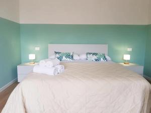 ein Schlafzimmer mit einem großen Bett mit Handtüchern darauf in der Unterkunft QUEEN HOME VENICE TRAIN STATION Noemi & Angel in Venedig