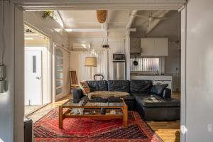 Köök või kööginurk majutusasutuses ペット可 撮影商用利用可 The Cabin Ashina 富士山と海を望むヴィンテージ平屋一棟貸し南葉山