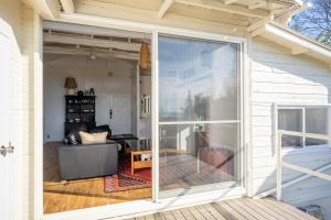 Rõdu või terrass majutusasutuses ペット可 撮影商用利用可 The Cabin Ashina 富士山と海を望むヴィンテージ平屋一棟貸し南葉山