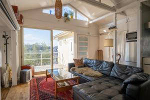 Istumisnurk majutusasutuses ペット可 撮影商用利用可 The Cabin Ashina 富士山と海を望むヴィンテージ平屋一棟貸し南葉山