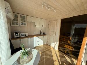 Kuchyň nebo kuchyňský kout v ubytování Kadaksalu with sauna hinnas