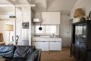 Köök või kööginurk majutusasutuses ペット可 撮影商用利用可 The Cabin Ashina 富士山と海を望むヴィンテージ平屋一棟貸し南葉山